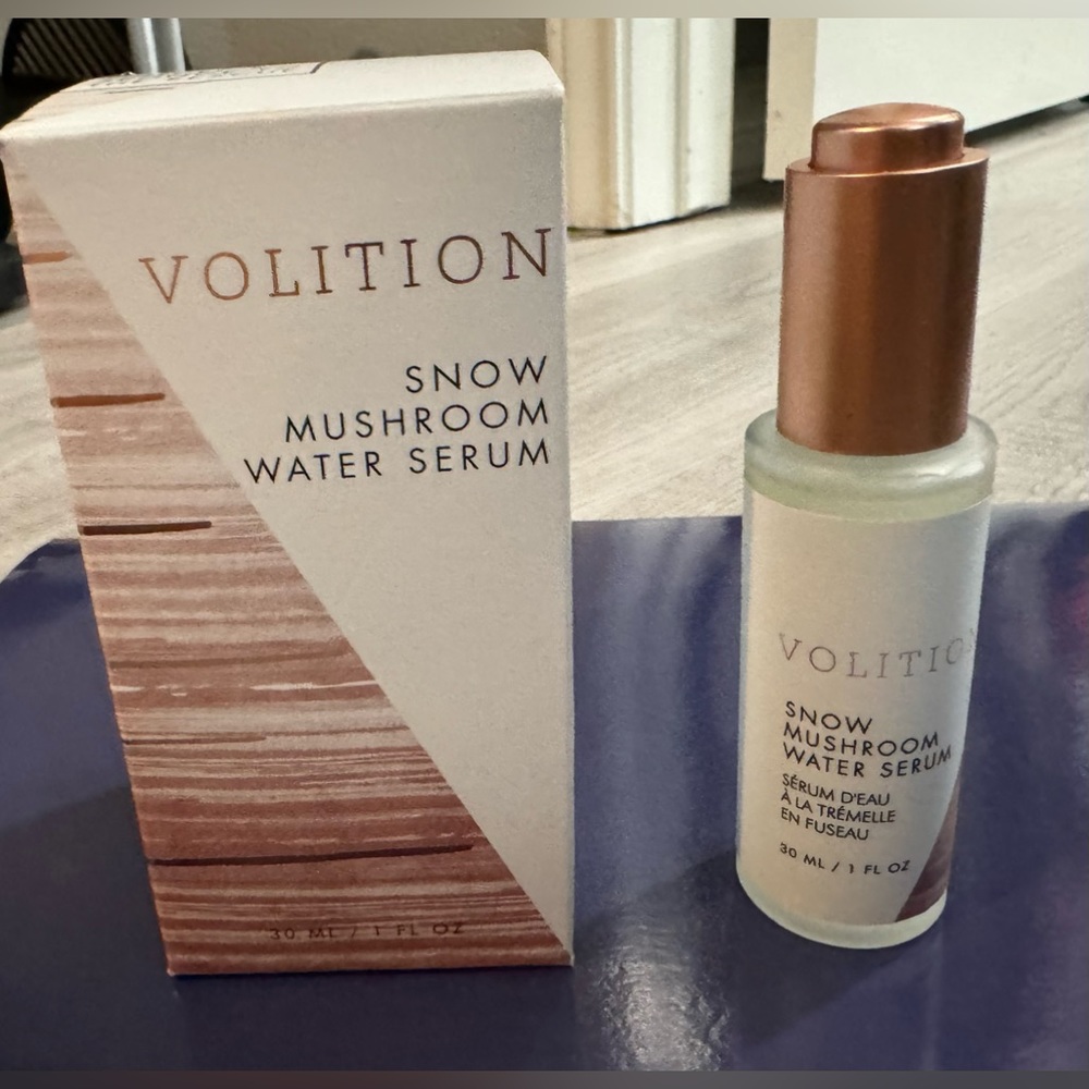 Snow Mushroom Water Serum. A dropper-full is enough hydration to your complexion - Picture 1 of 2